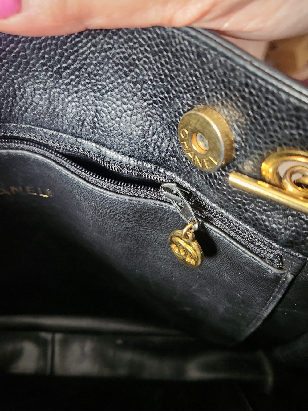 CHANEL VINTAGE Black Quilted CC-Logo Chain Shoulder Bag with Gold Hardware - Picture 6 of 10